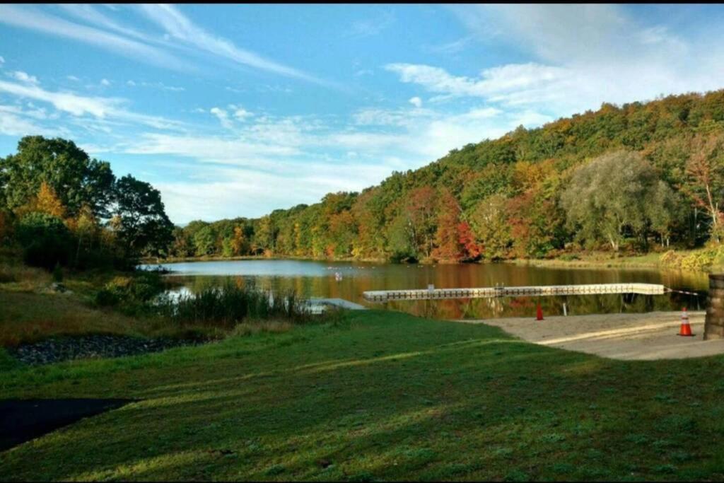 *Amenity-Filled Waterfront Oasis @Saw Creek Estates Near Waterfalls And Hiking* East Stroudsburg Exteriör bild