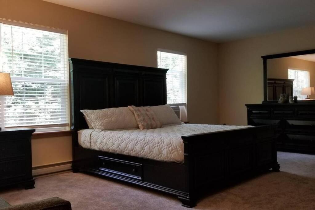 *Amenity-Filled Waterfront Oasis @Saw Creek Estates Near Waterfalls And Hiking* East Stroudsburg Exteriör bild