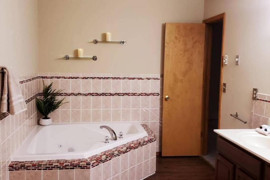 *Amenity-Filled Waterfront Oasis @Saw Creek Estates Near Waterfalls And Hiking* East Stroudsburg Exteriör bild